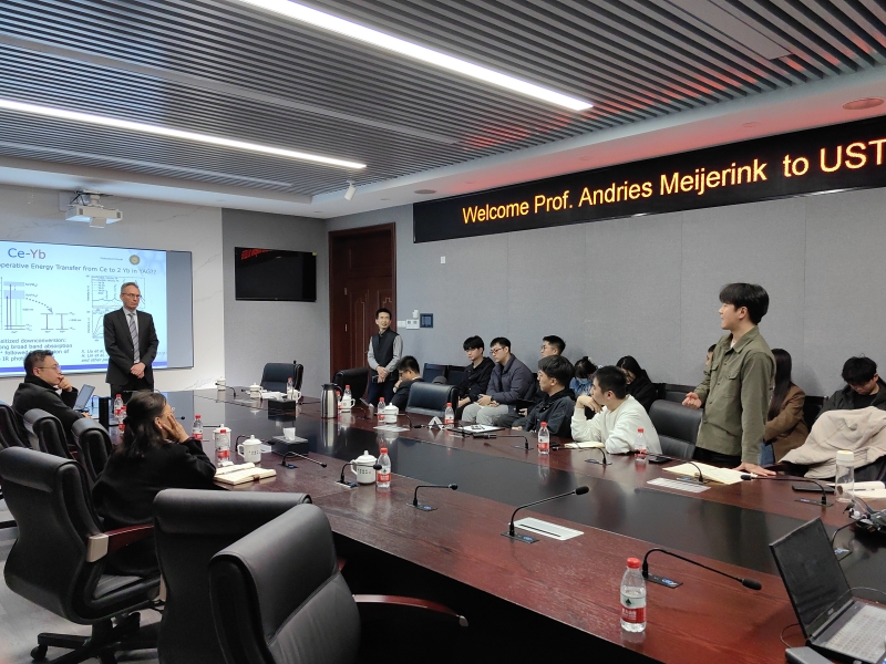 1712538773344712.jpg Andries Meijerink教授对在场师生提出的问题进行解答_副本.jpg